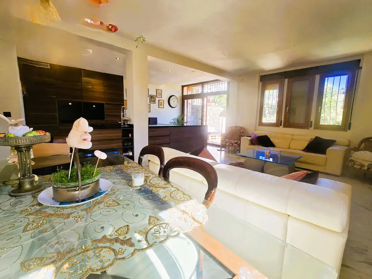 Wohnzimmer von Einfamilien-Reihenhaus zum Verkauf in Mijas mit Klimaanlage, Heizung und Privatgarten