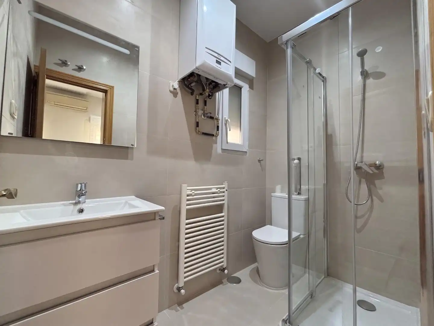 Badezimmer von Wohnung zur Miete in Madrid mit Klimaanlage, Heizung und Alarm