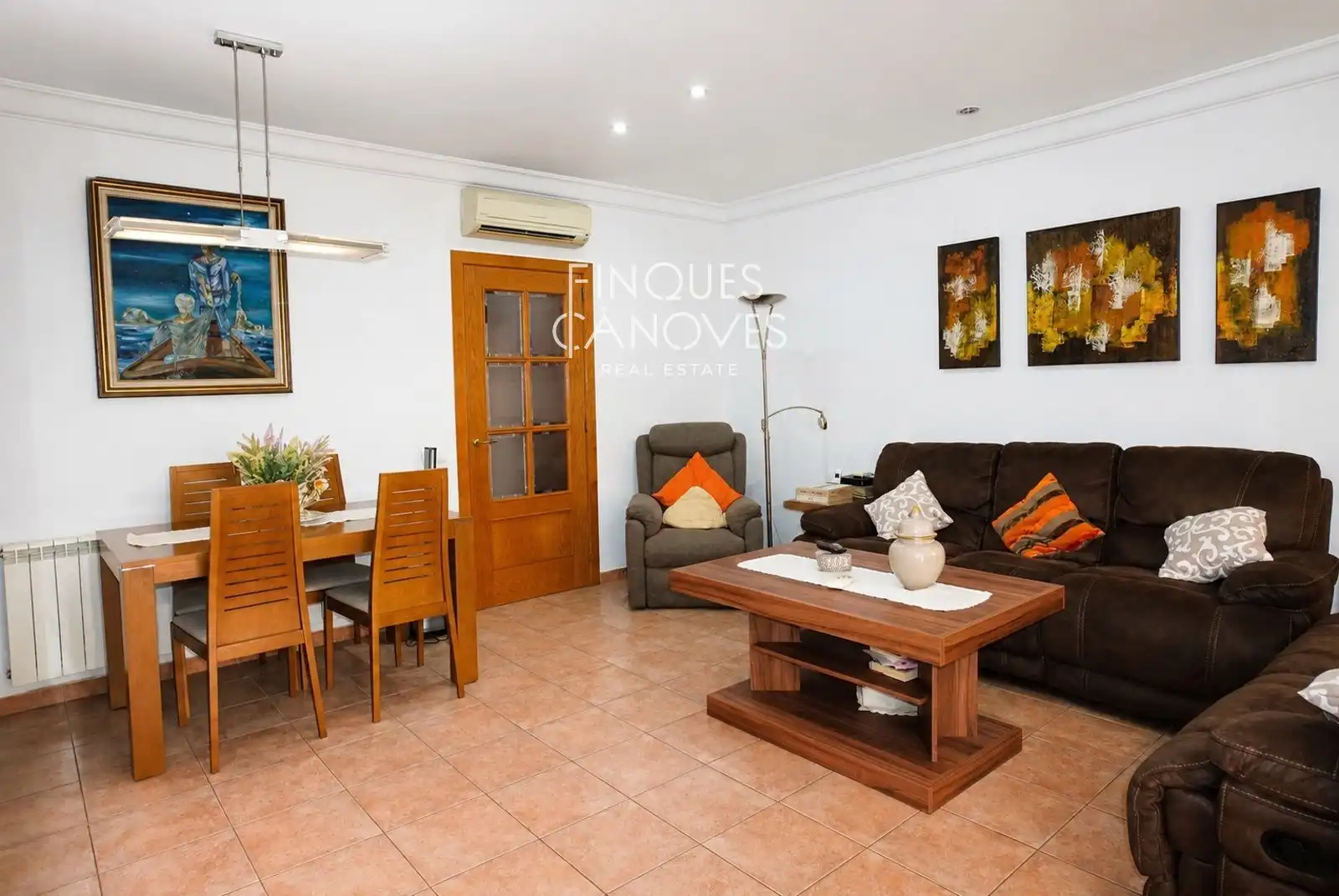 Wohnzimmer von Einfamilien-Reihenhaus zum Verkauf in Salt mit Heizung, Terrasse und Abstellraum