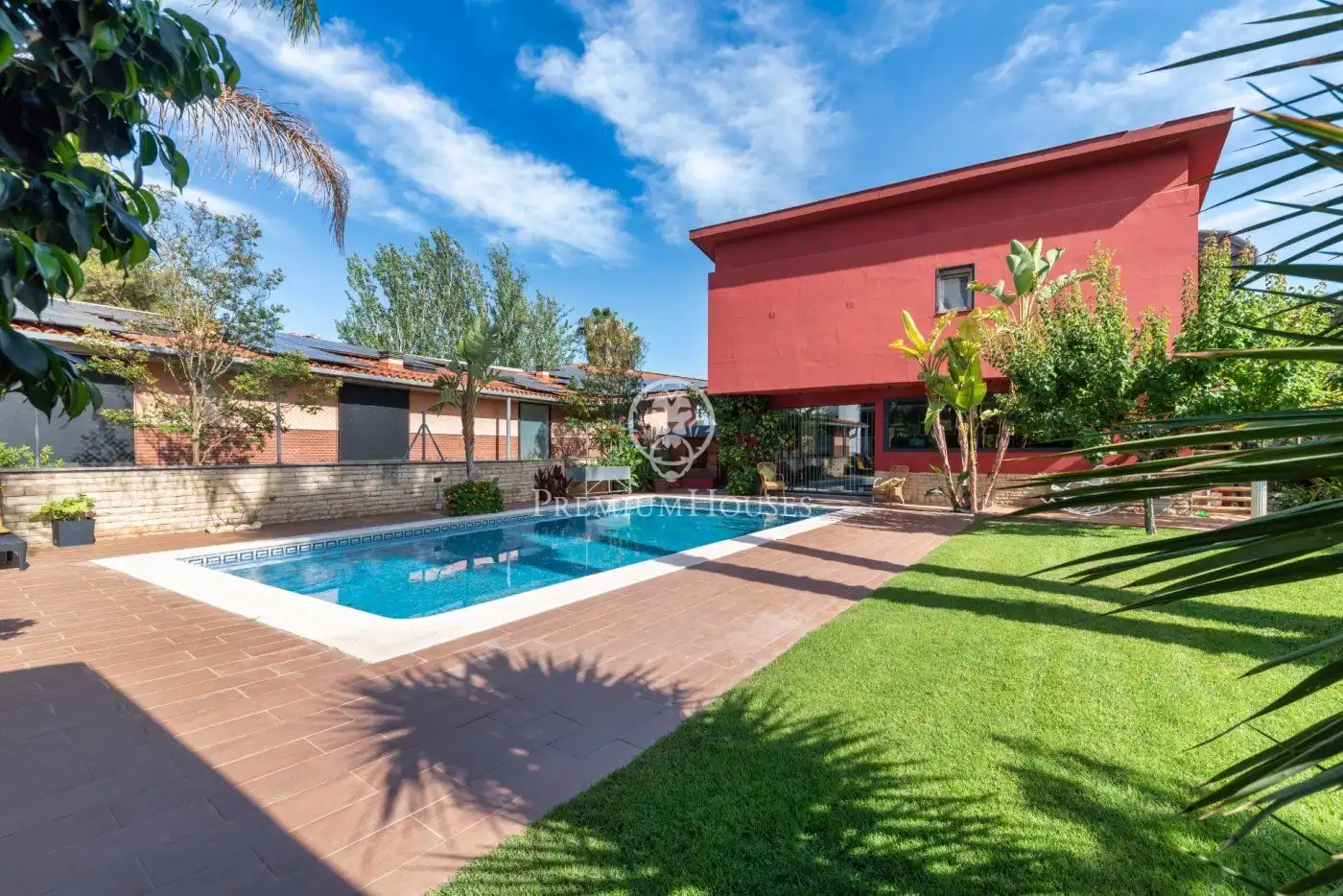 Swimming pool of Houses for sale in Vilanova i la Geltrú  with Air Conditioner, Heating and Private garden