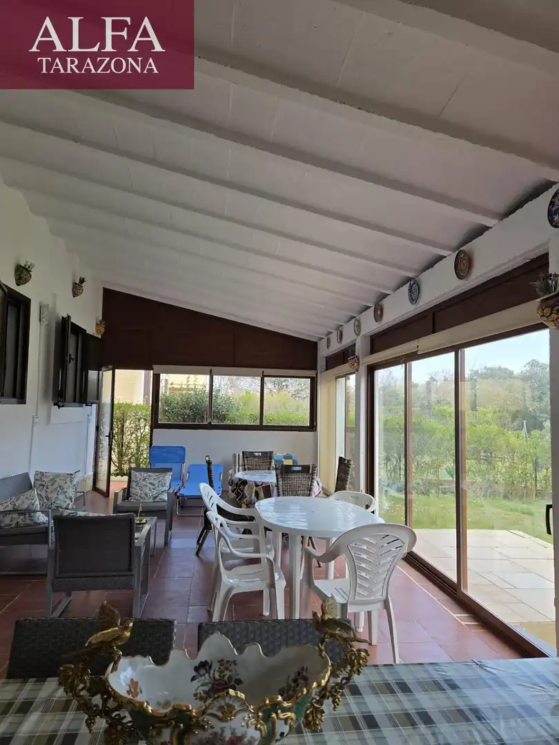 Terrasse von Einfamilien-Reihenhaus zum Verkauf in Añón de Moncayo mit Privatgarten, Terrasse und Gemeinschaftspool