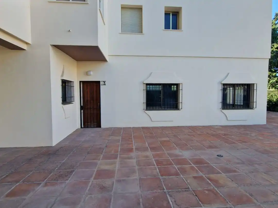 Vista exterior de Oficina de lloguer en Marbella amb Terrassa i Alarma