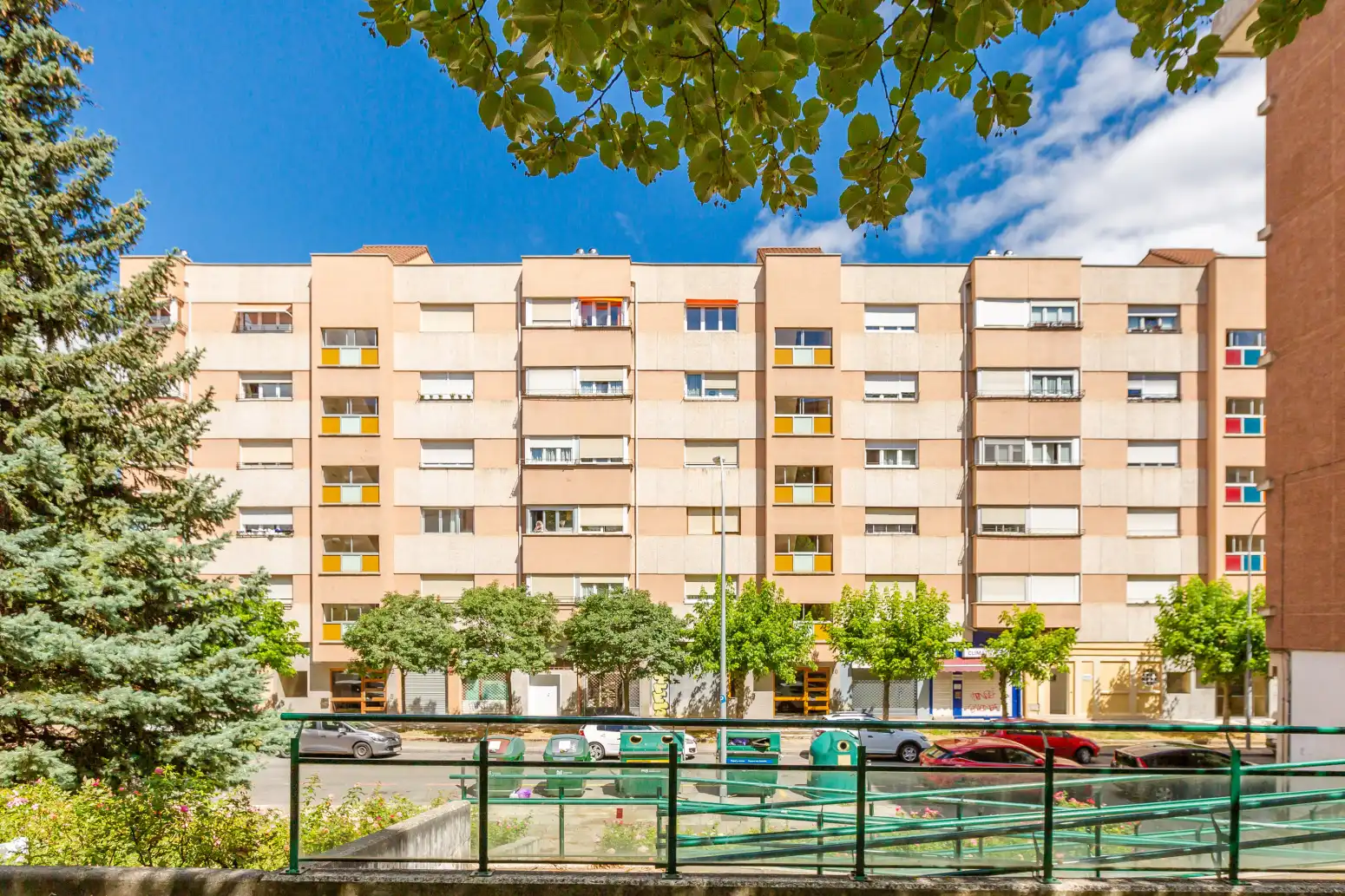 Außenansicht von Wohnung zum Verkauf in  Pamplona / Iruña mit Klimaanlage, Heizung und Abstellraum