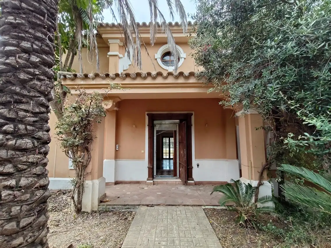 Vista exterior de Casa o xalet en venda en Estepona amb Jardí privat, Terrassa i Traster