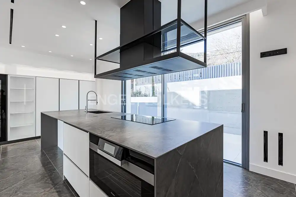 Cocina de Casa o chalet en venta en Barcelona con Aire acondicionado, Calefacción y Jardín privado