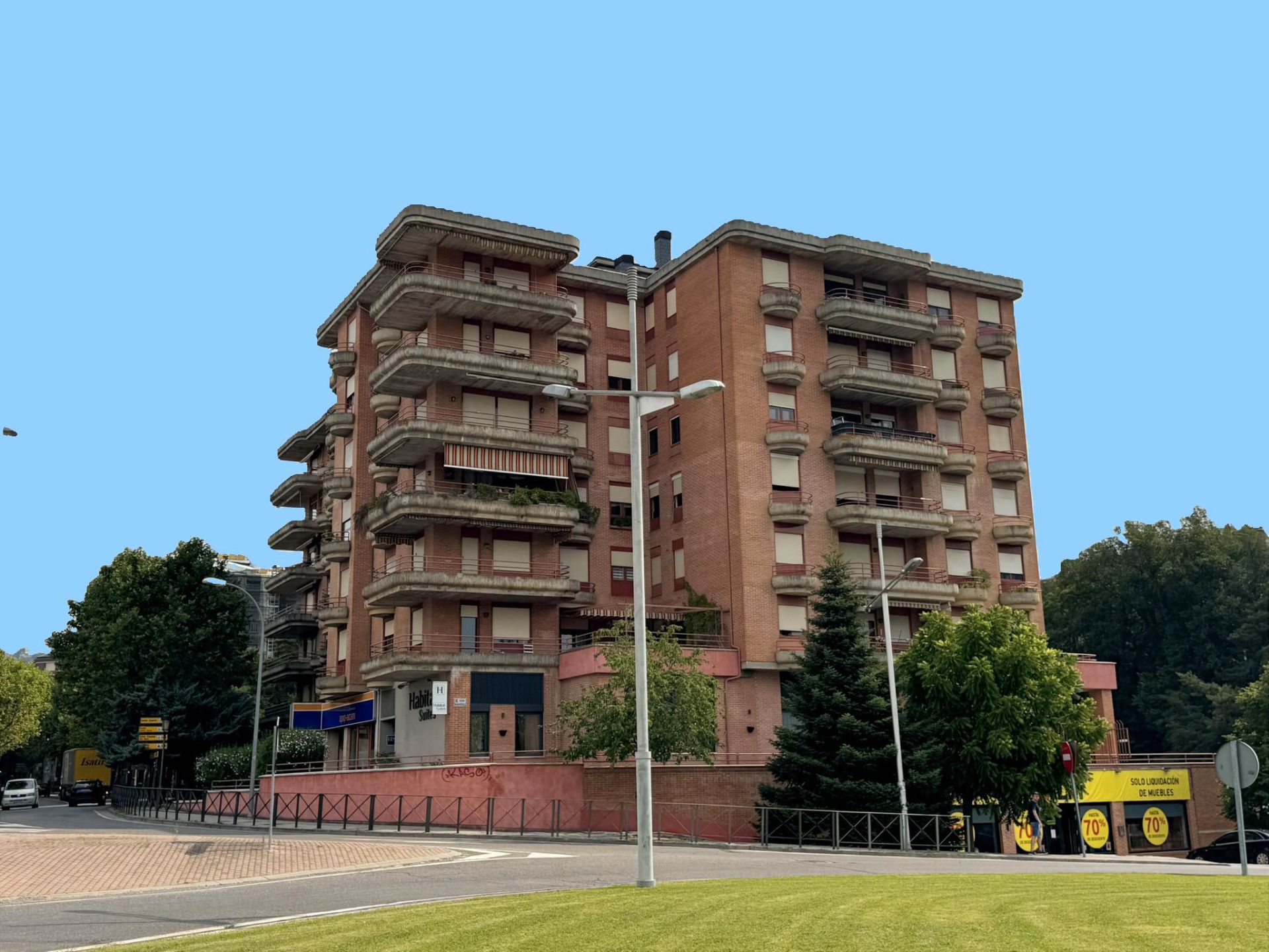 Außenansicht von Wohnungen zum verkauf in Jaca mit Heizung, Parkett und Abstellraum