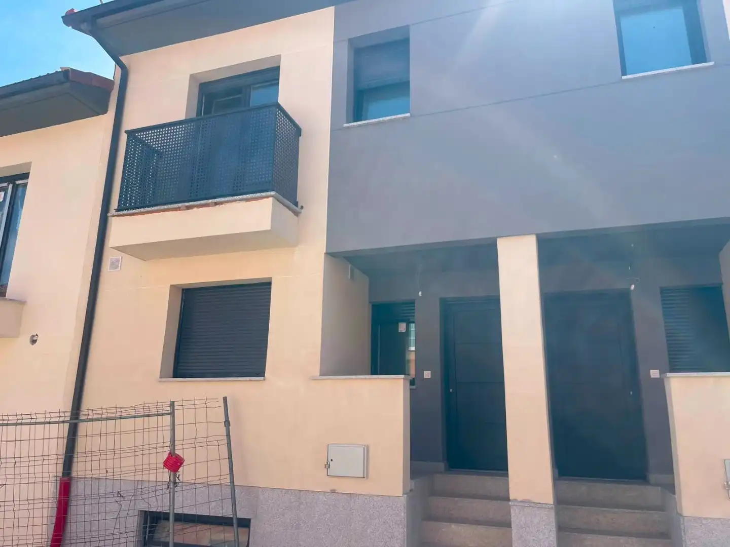 Vista exterior de Casa adosada en venda en Villagonzalo Pedernales amb Calefacció i Jardí privat
