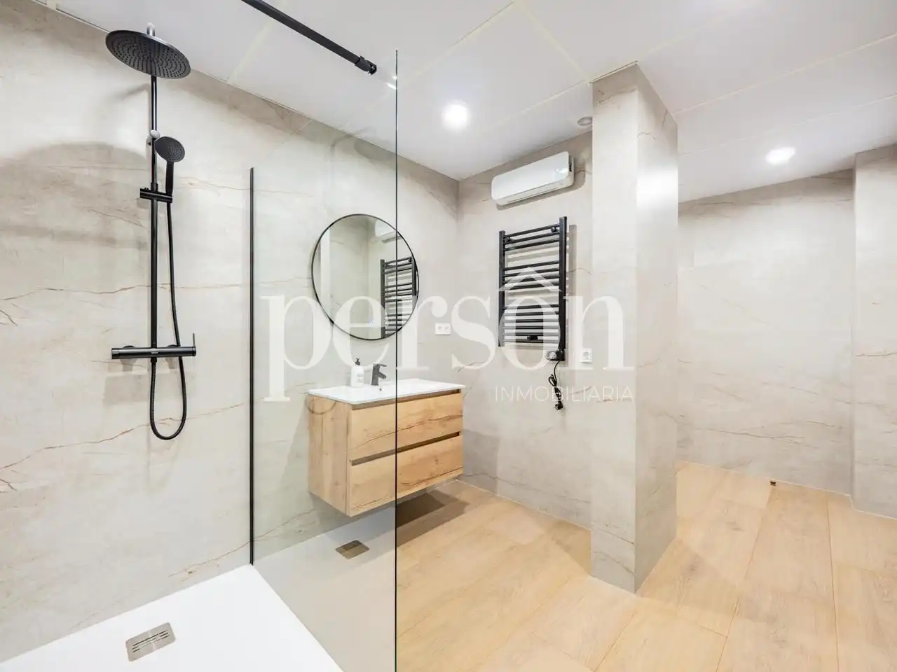 Badezimmer von Erdgeschoss zum Verkauf in Valencia mit Klimaanlage, Terrasse und Abstellraum