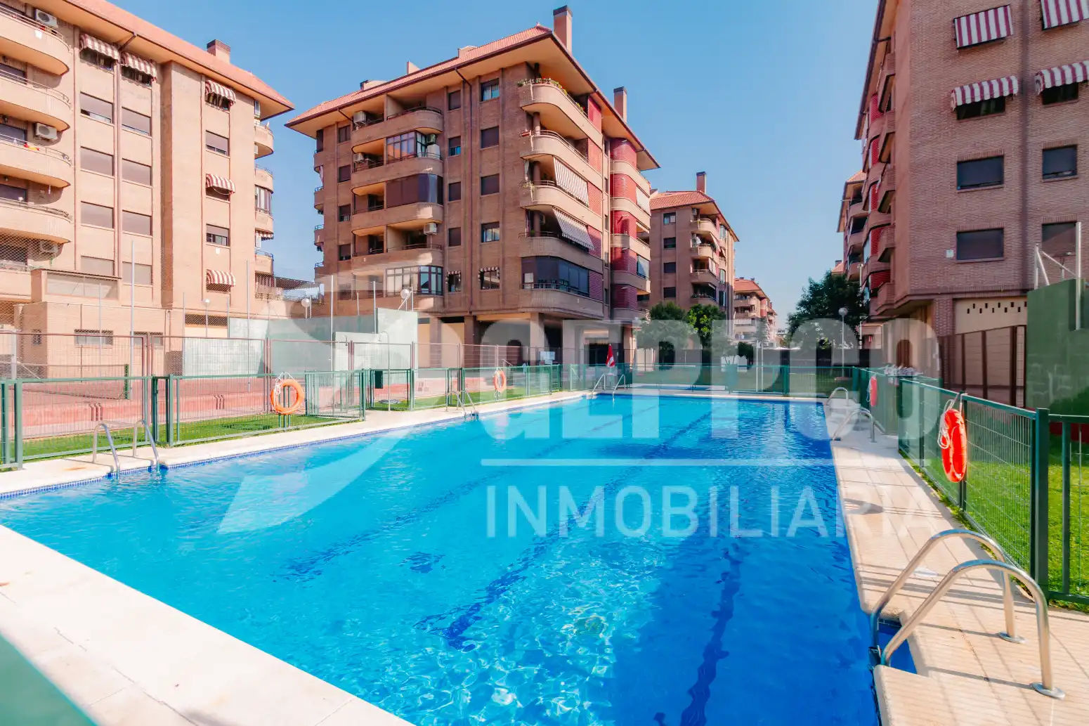Piscina de Casa adosada en venta en Alcalá de Henares con Calefacción, Terraza y Piscina comunitaria