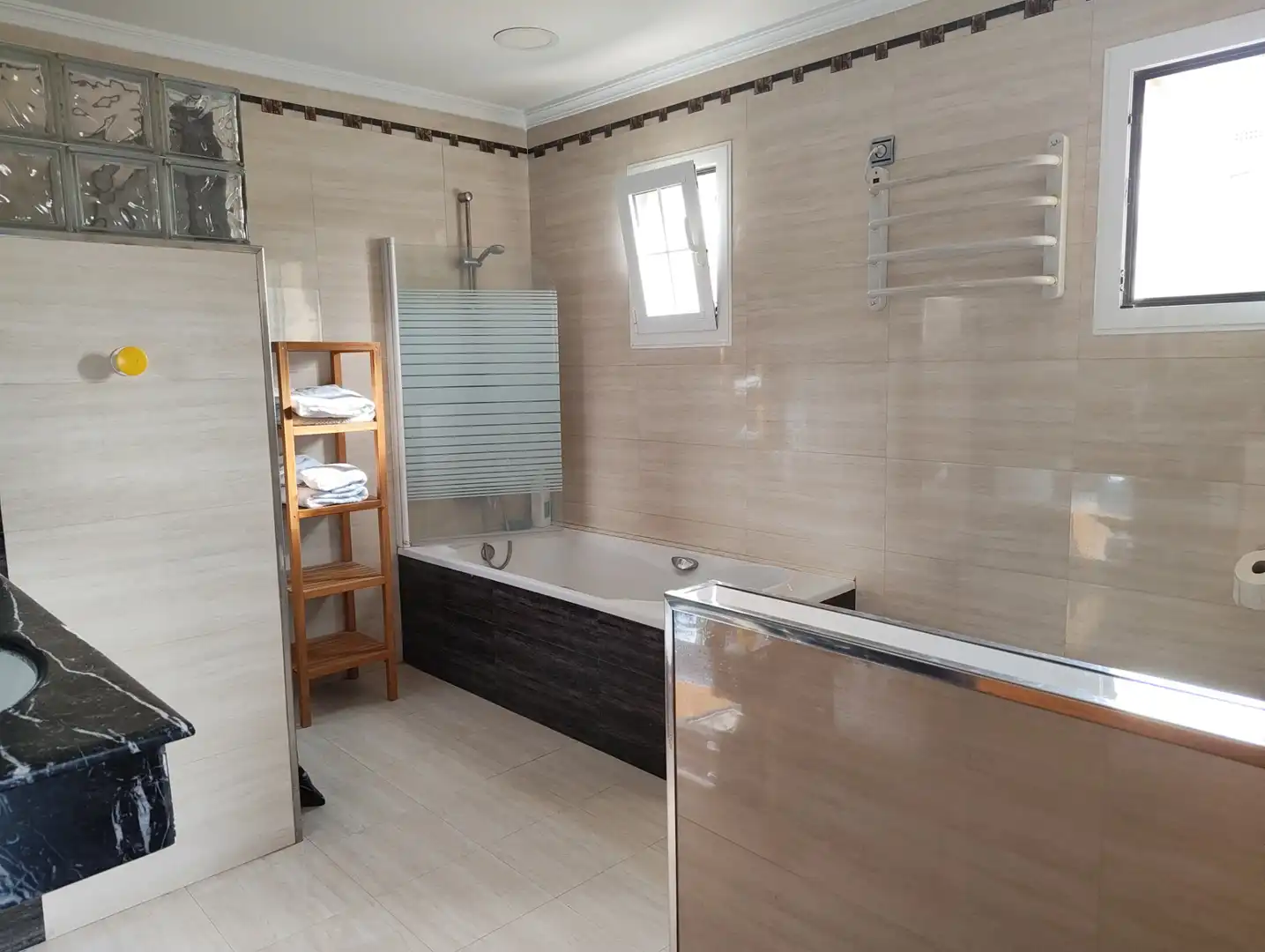 Bany de Casa o xalet en venda en Benalmádena amb Aire condicionat, Calefacció i Jardí privat