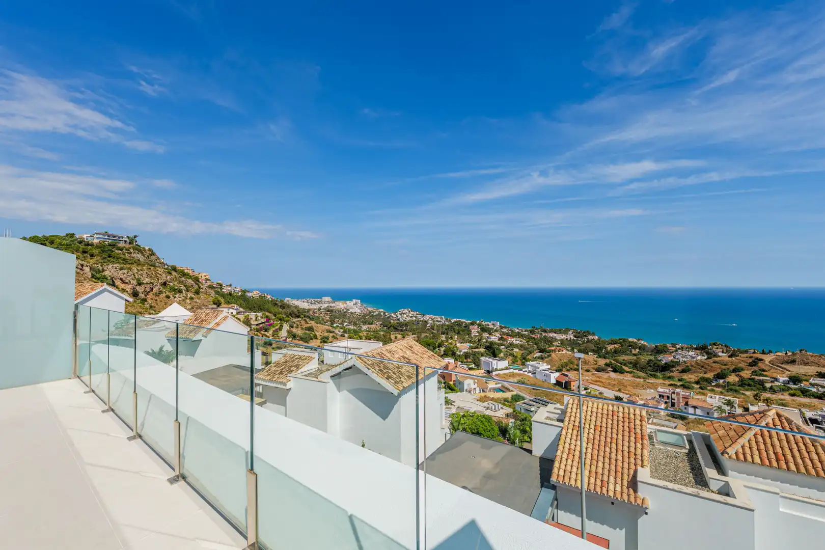 Vista exterior de Àtic en venda en Benalmádena amb Aire condicionat, Terrassa i Piscina