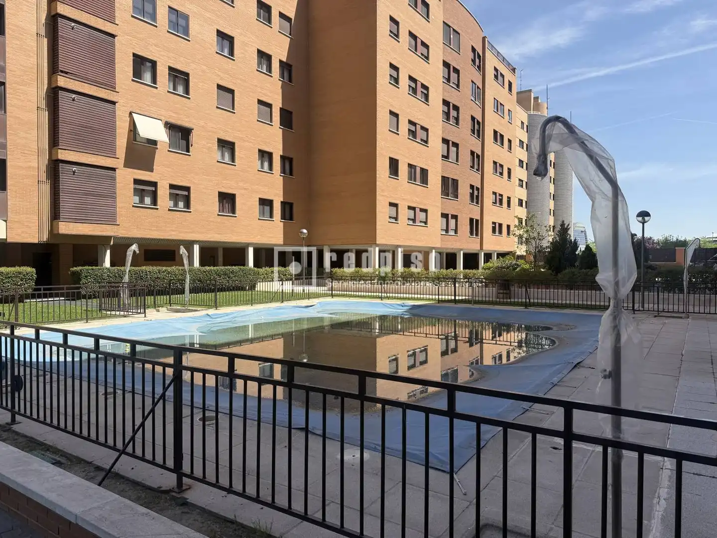 Vista exterior de Pis en venda en Madrid amb Calefacció, Jardí privat i Traster