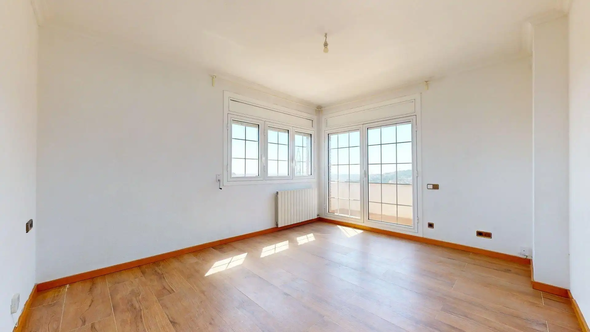 Sala d'estar de Casa o xalet en venda en Sant Boi de Llobregat amb Aire condicionat, Calefacció i Jardí privat