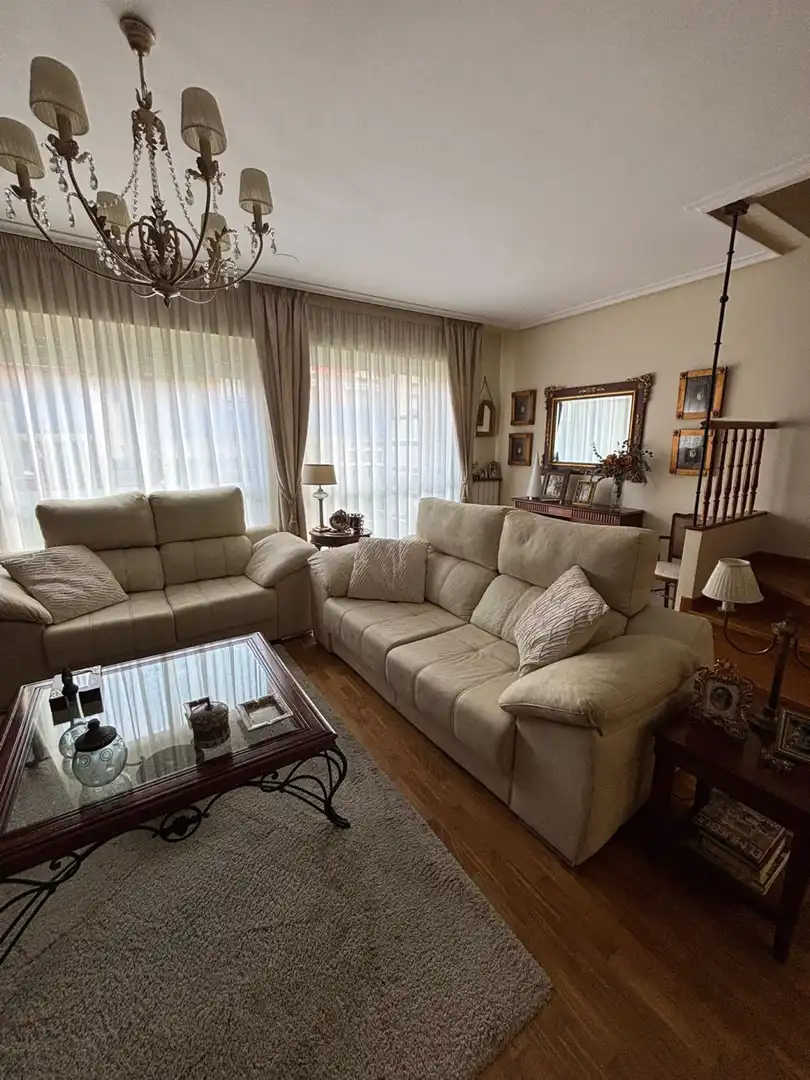 Sala de estar de Ático en venta en Villamediana de Iregua con Jardín privado, Parquet y Piscina