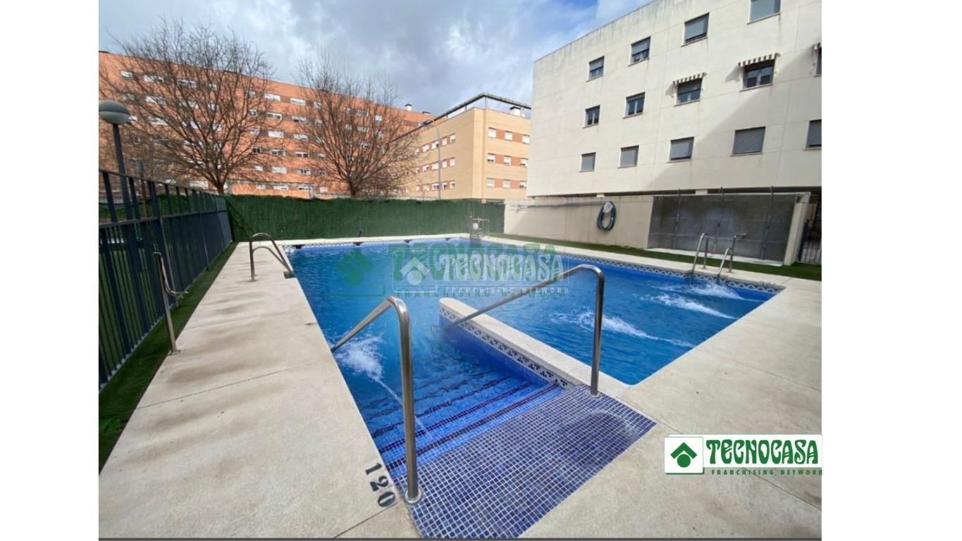 Swimming pool of Flat for sale in  Sevilla Capital  with Air Conditioner, Heating and Community pool