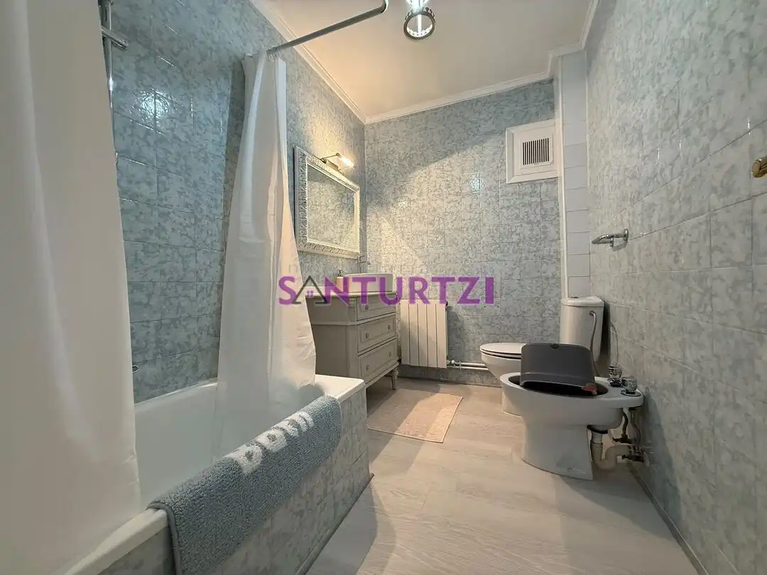 Bathroom of Flat for rent in Santurtzi   with Heating and Balcony