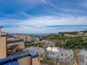 Penthouse with pool for sale in Calle Severiano Ballesteros de Riviera