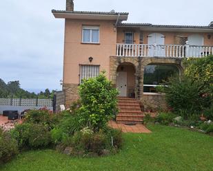 Vista exterior de Casa o xalet de lloguer en Villaviciosa amb Terrassa i Piscina