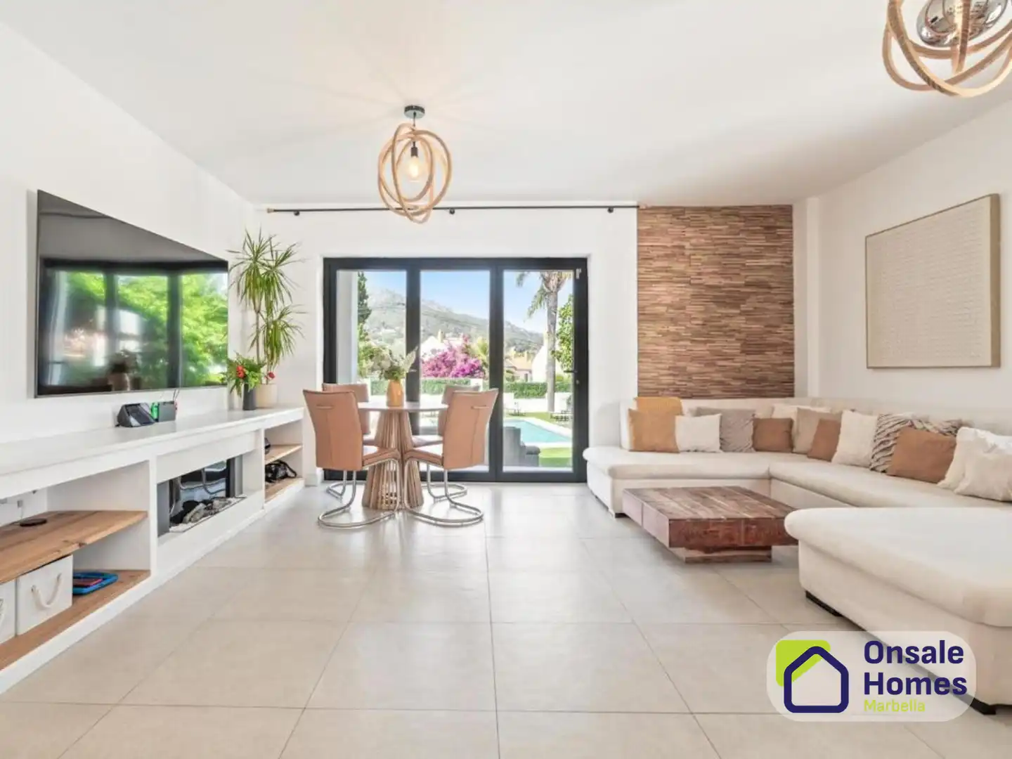 Sala d'estar de Casa o xalet en venda en Marbella amb Aire condicionat, Jardí privat i Terrassa