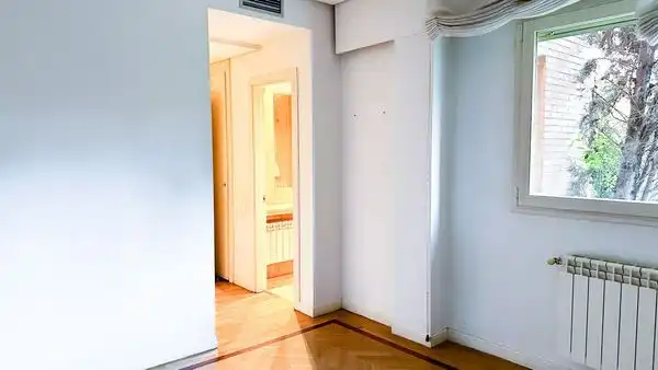 Habitación de Piso de alquiler en Madrid con Aire acondicionado, Jardín privado y Trastero