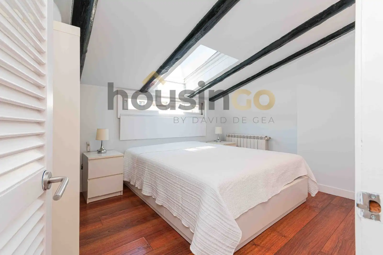 Schlafzimmer von Dachboden zur Miete in Madrid mit Klimaanlage, Heizung und Möbliert