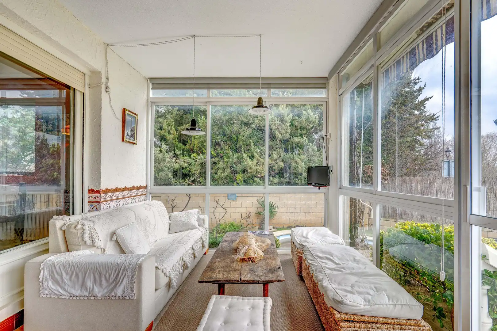 Wohnzimmer von Einfamilien-Reihenhaus zum Verkauf in Anguciana mit Privatgarten, Abstellraum und Schwimmbad