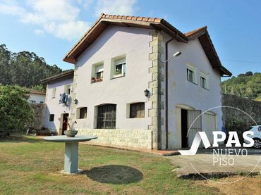 Casa con jardín en venta en Barrio Riancho