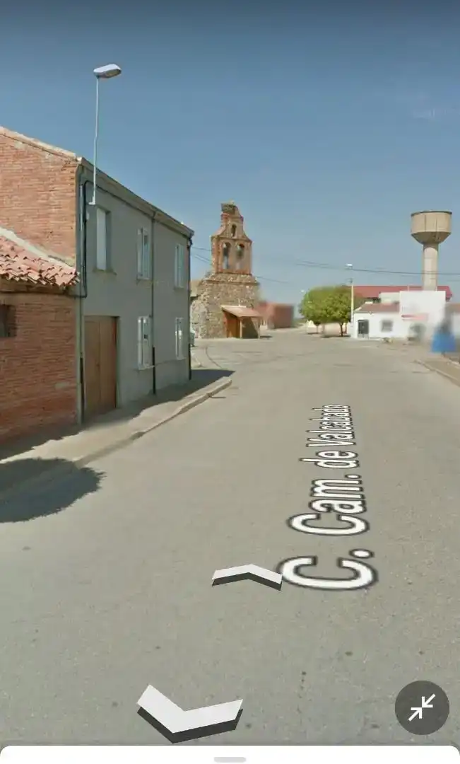 Vista exterior de Casa adosada en venda en Roperuelos del Páramo amb Traster, Moblat i Forn