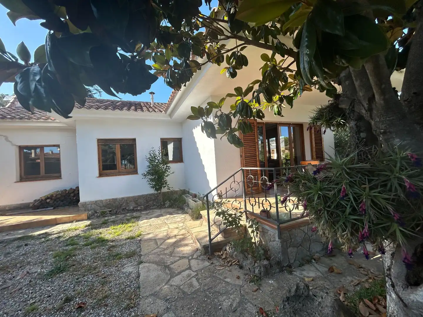 Vista exterior de Casa o xalet en venda en Begues amb Aire condicionat, Calefacció i Jardí privat