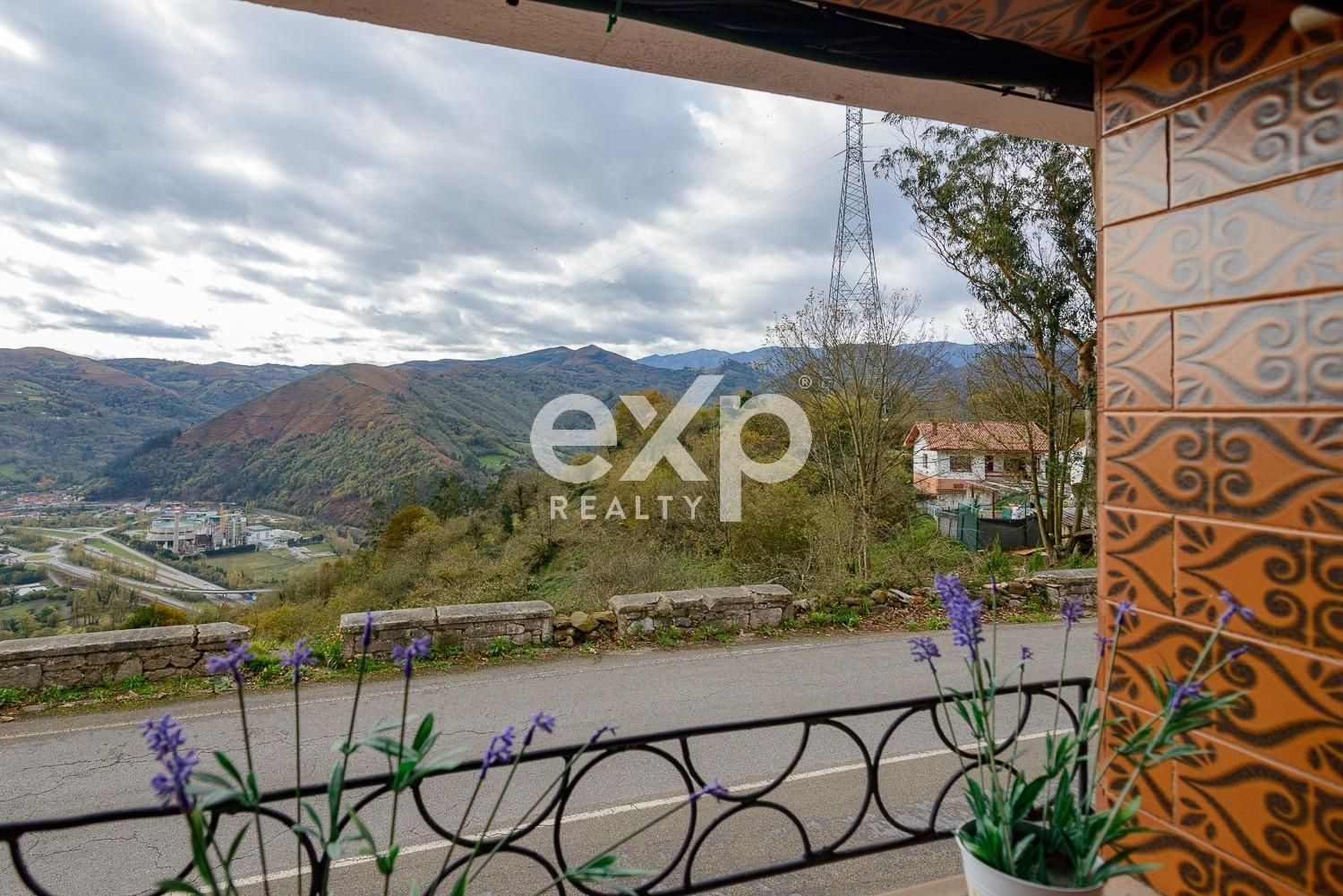 Vista exterior de Casa adosada en venda en Mieres (Asturias) amb Calefacció