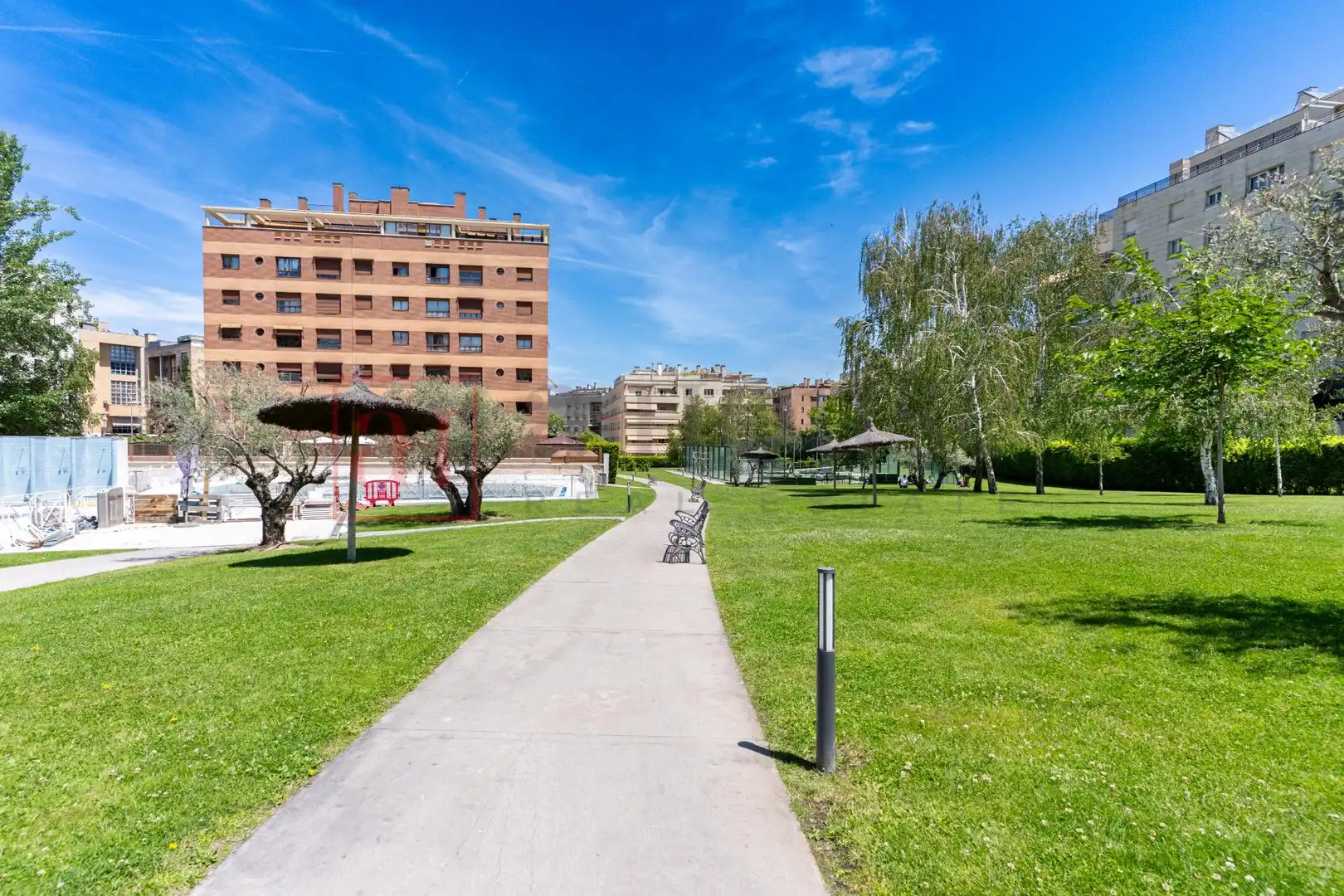 Außenansicht von Wohnung zum Verkauf in Madrid mit Klimaanlage, Heizung und Privatgarten