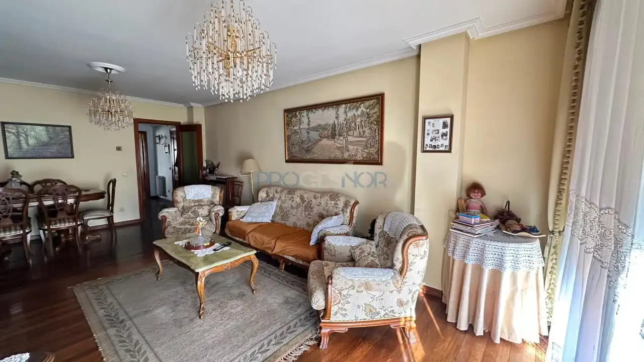 Sala de estar de Piso en venta en León Capital  con Calefacción y Trastero