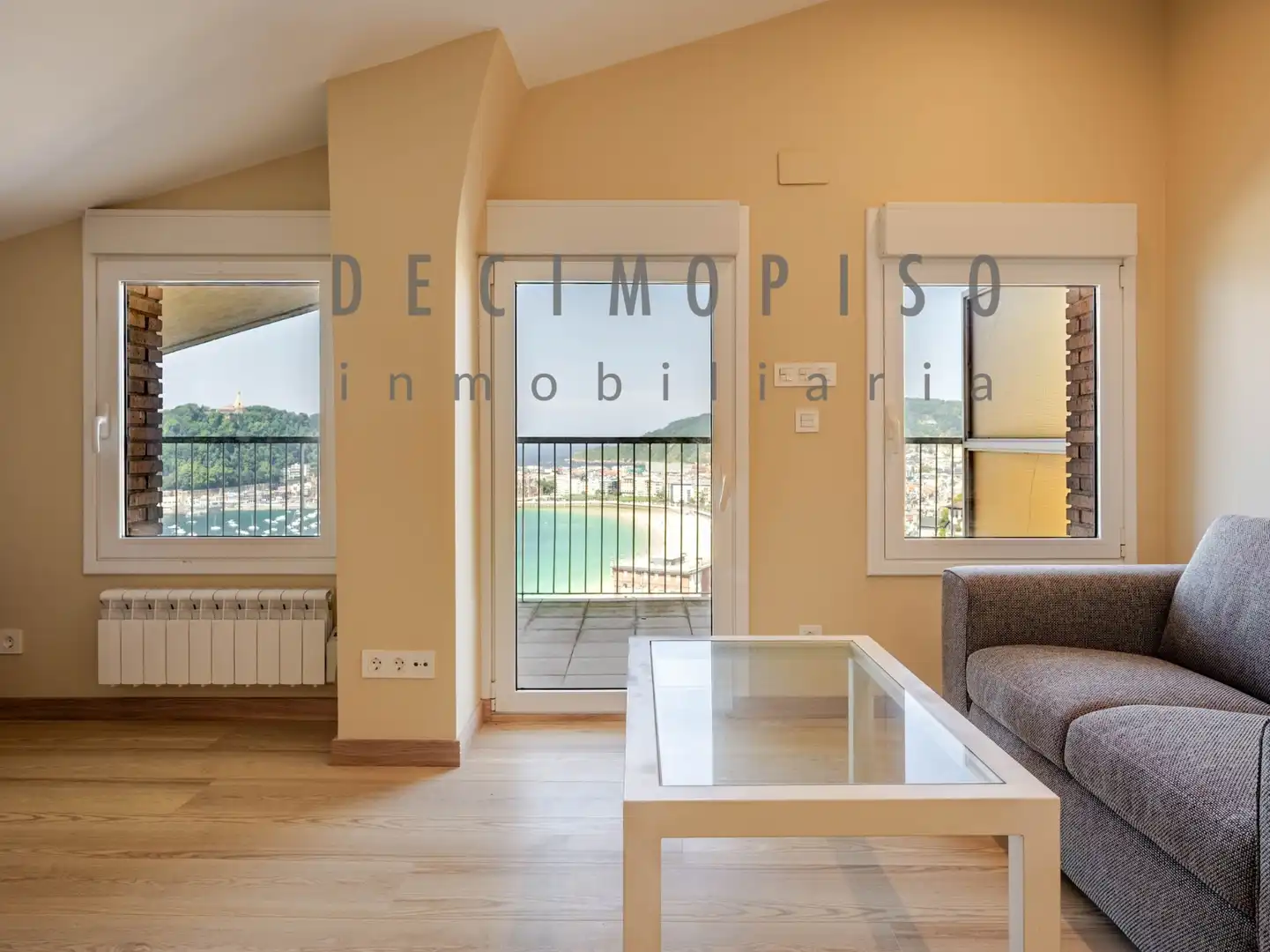 Sala d'estar de Dúplex en venda en Donostia - San Sebastián  amb Calefacció, Terrassa i Traster