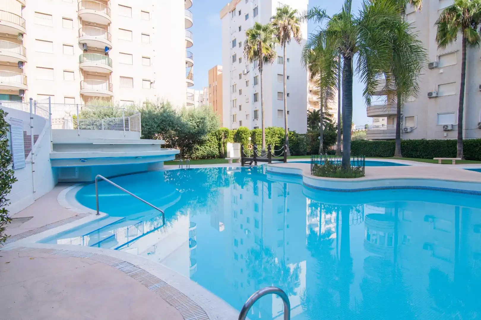 Schwimmbecken von Wohnungen zum Verkauf in Gandia mit Klimaanlage, Privatgarten und Terrasse
