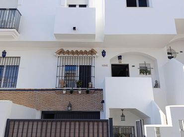 Adosado con balcón en venta en Torreblanca del Sol