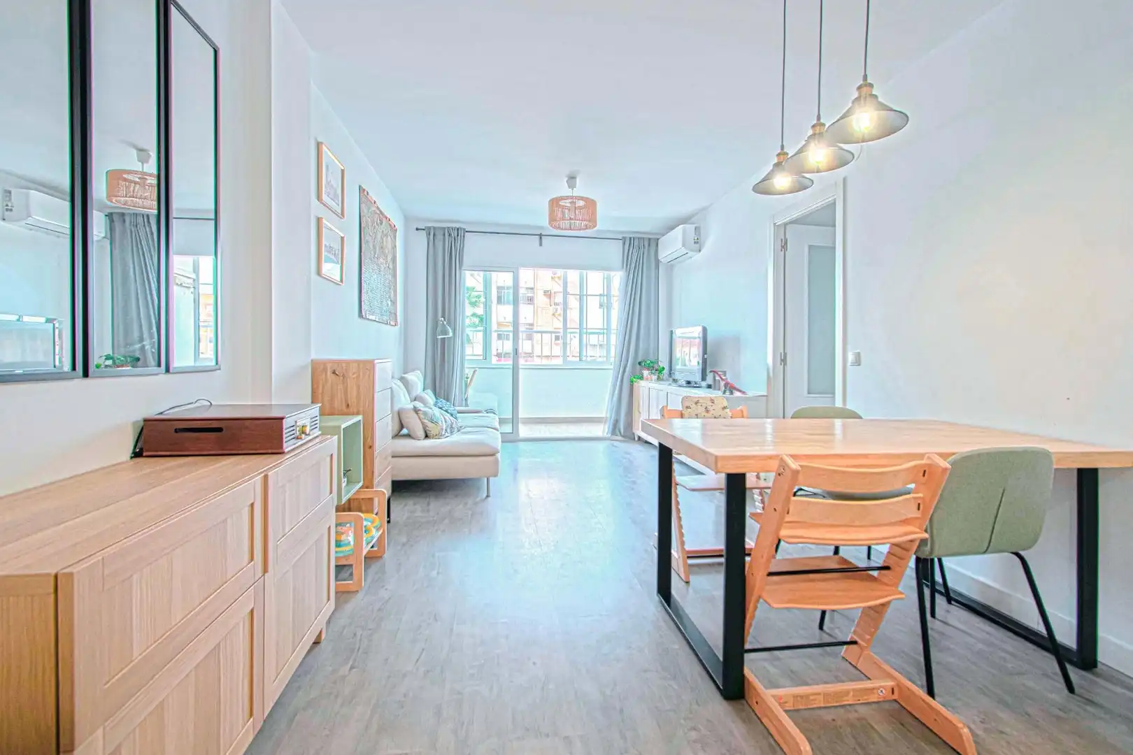 Wohnzimmer von Wohnung zum Verkauf in Montequinto mit Klimaanlage, Privatgarten und Terrasse