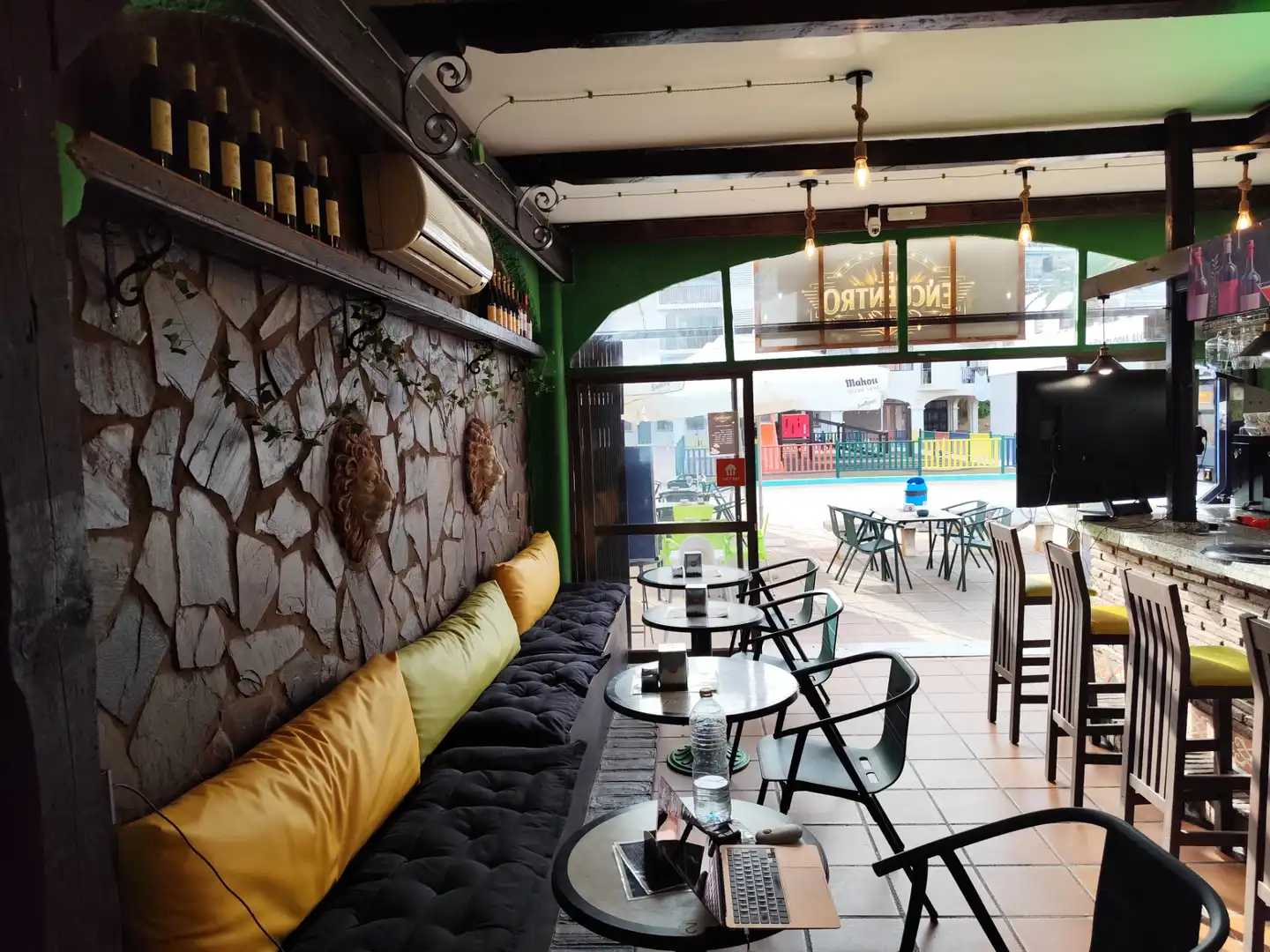 Local comercial en traspaso en Avenida Antonio Machado 82, imagen 2