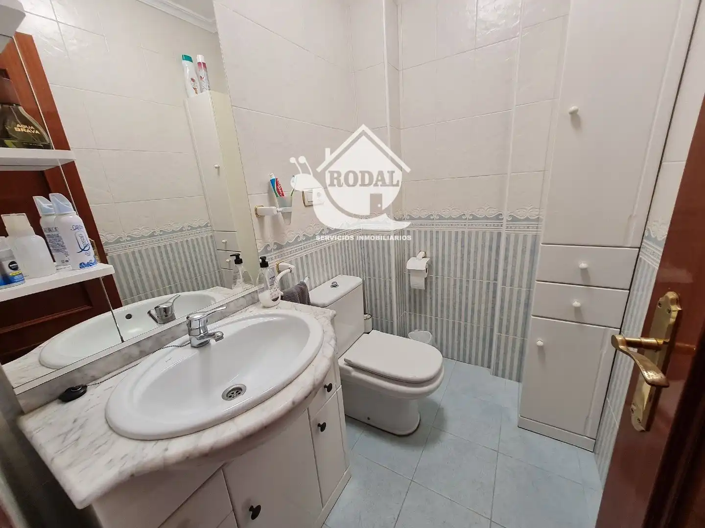 Badezimmer von Einfamilien-Reihenhaus zum Verkauf in Huércal de Almería mit Klimaanlage, Heizung und Terrasse