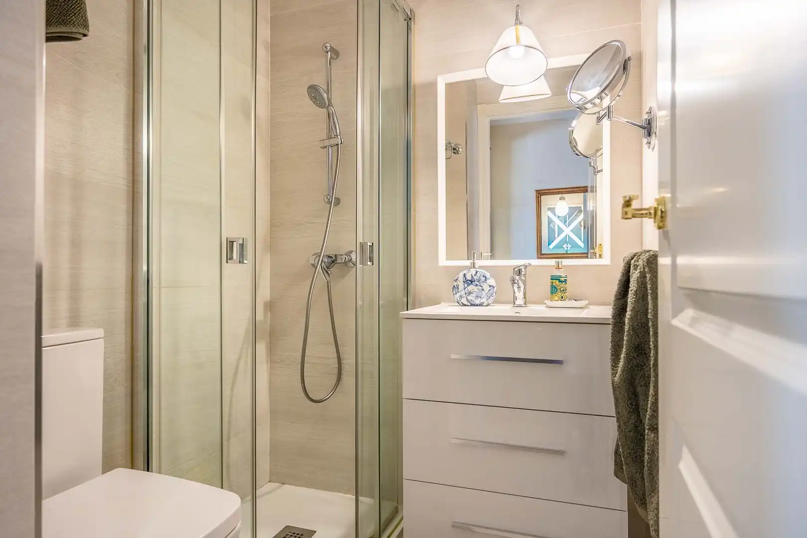 Bathroom of Flat for sale in Sevilla  with Air Conditioner, Heating and Storage room