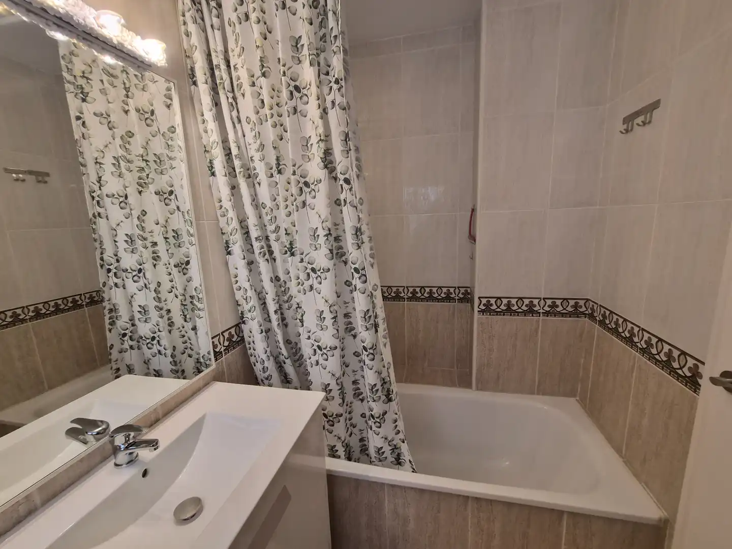 Baño de Piso en venta en Roda de Berà con Terraza, Horno y Balcón