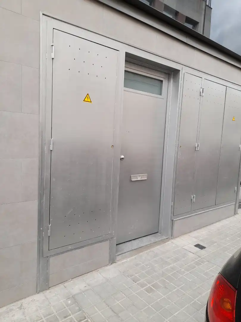 Außenansicht von Fabrikhallen zur Miete in Sabadell mit Heizung