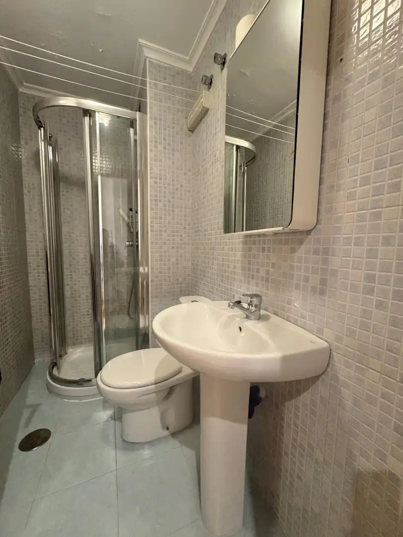 Baño de Piso en venta en Oviedo  con Calefacción