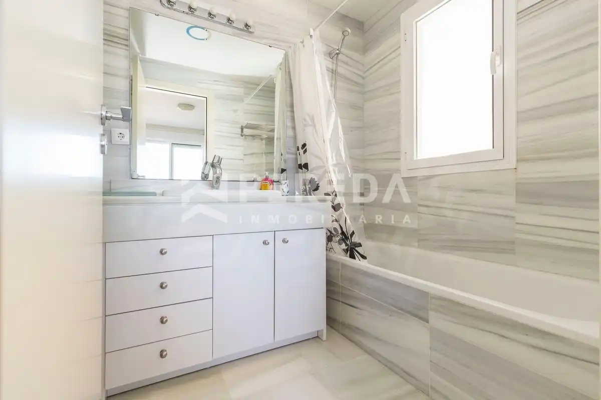 Badezimmer von Wohnung zum Verkauf in Roquetas de Mar mit Klimaanlage, Privatgarten und Terrasse
