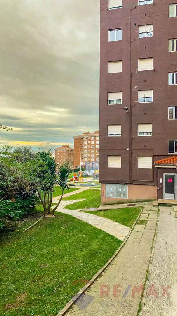 Vista exterior de Pis de lloguer en Santander amb Calefacció, Jardí privat i Terrassa