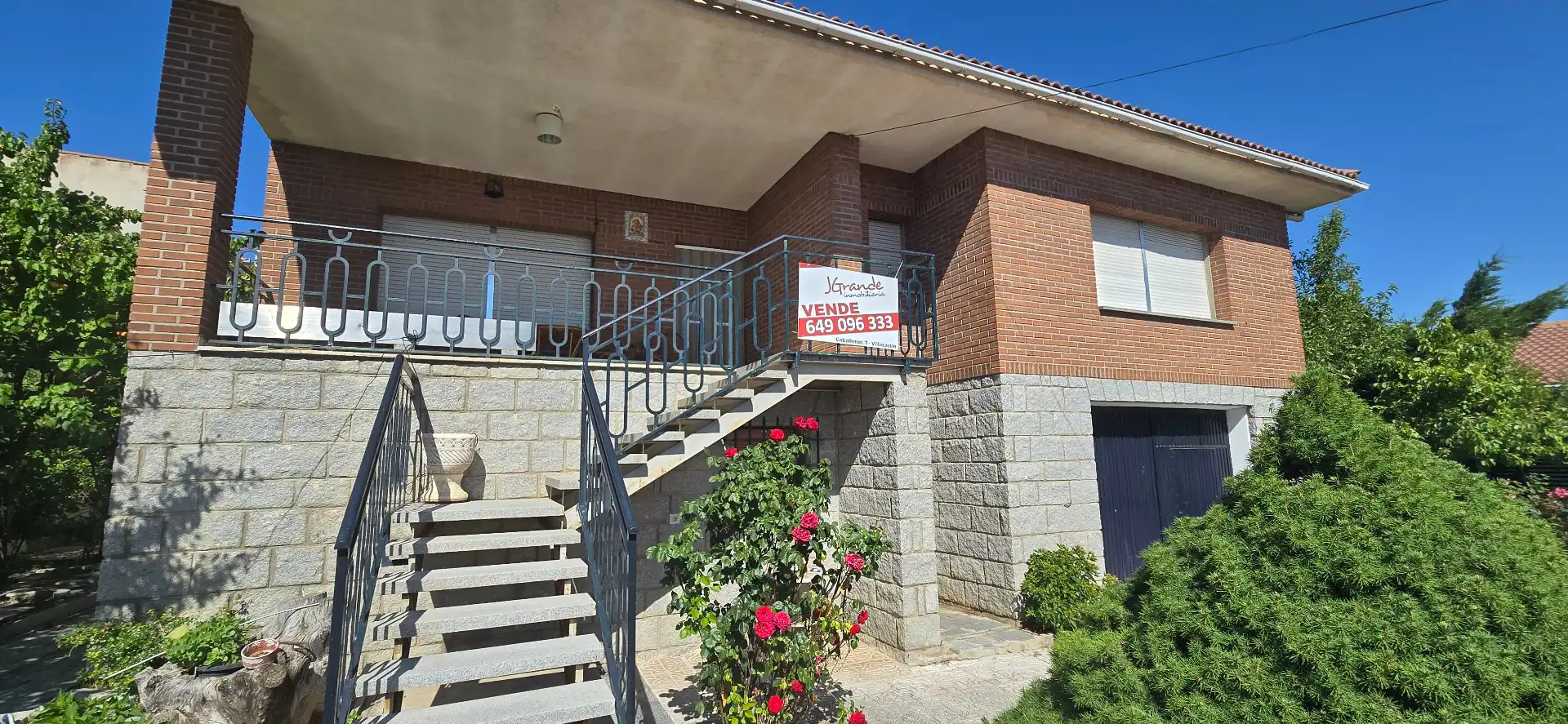 Vista exterior de Casa o xalet en venda en Villacastín amb Calefacció, Jardí privat i Balcó