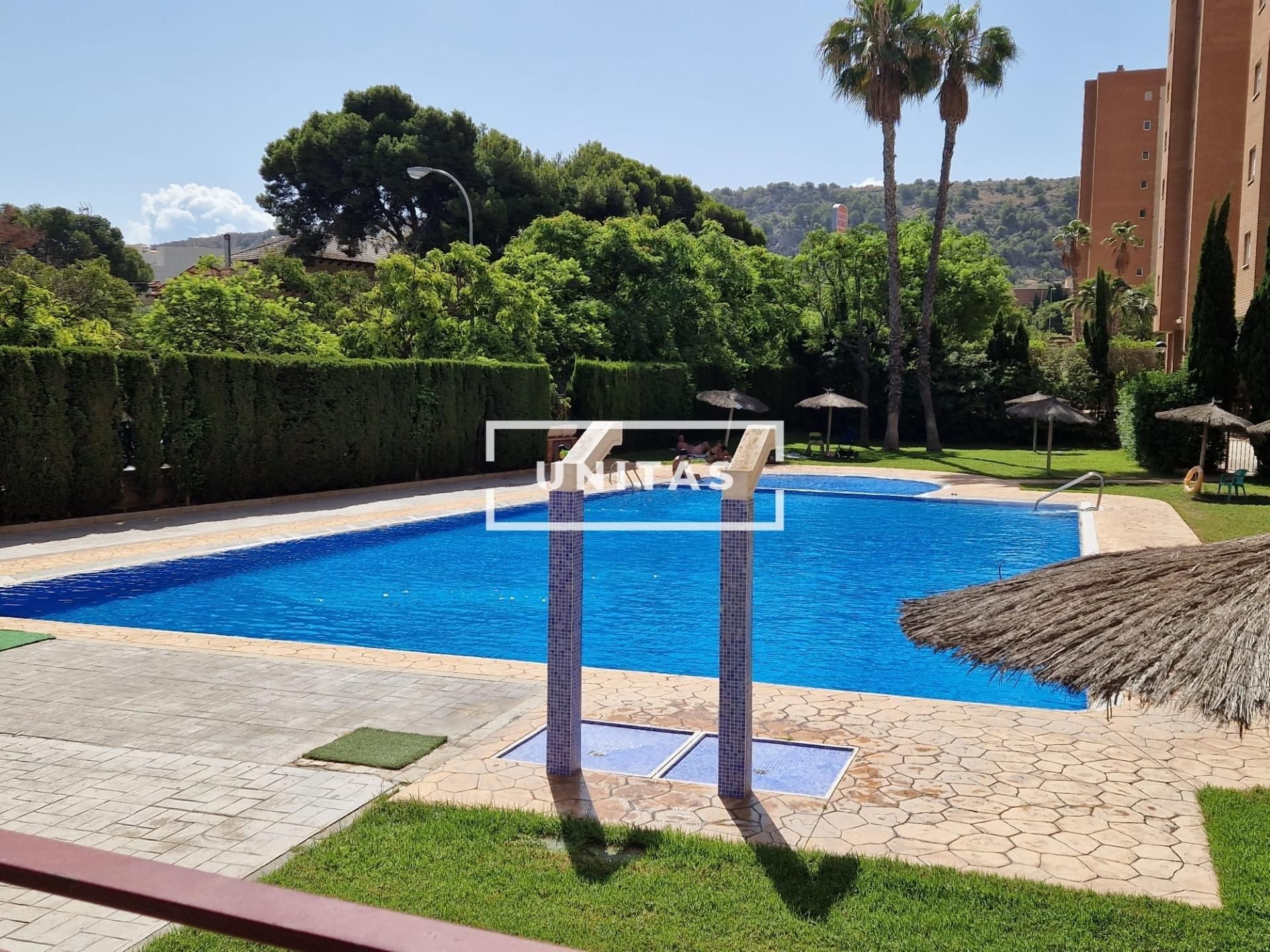 Piscina de Pis en venda en Alicante / Alacant amb Jardí privat, Terrassa i Balcó