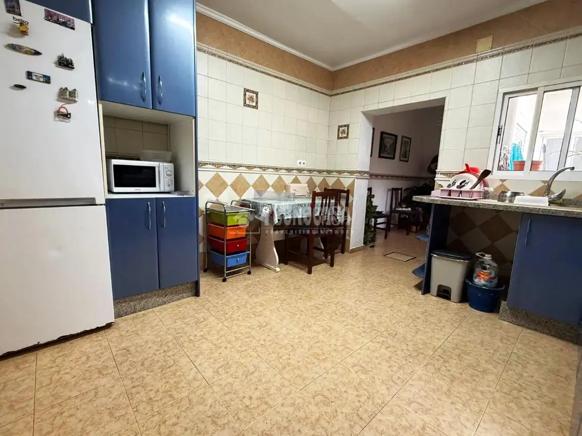 Cuina de Casa adosada en venda en Málaga amb Jardí privat