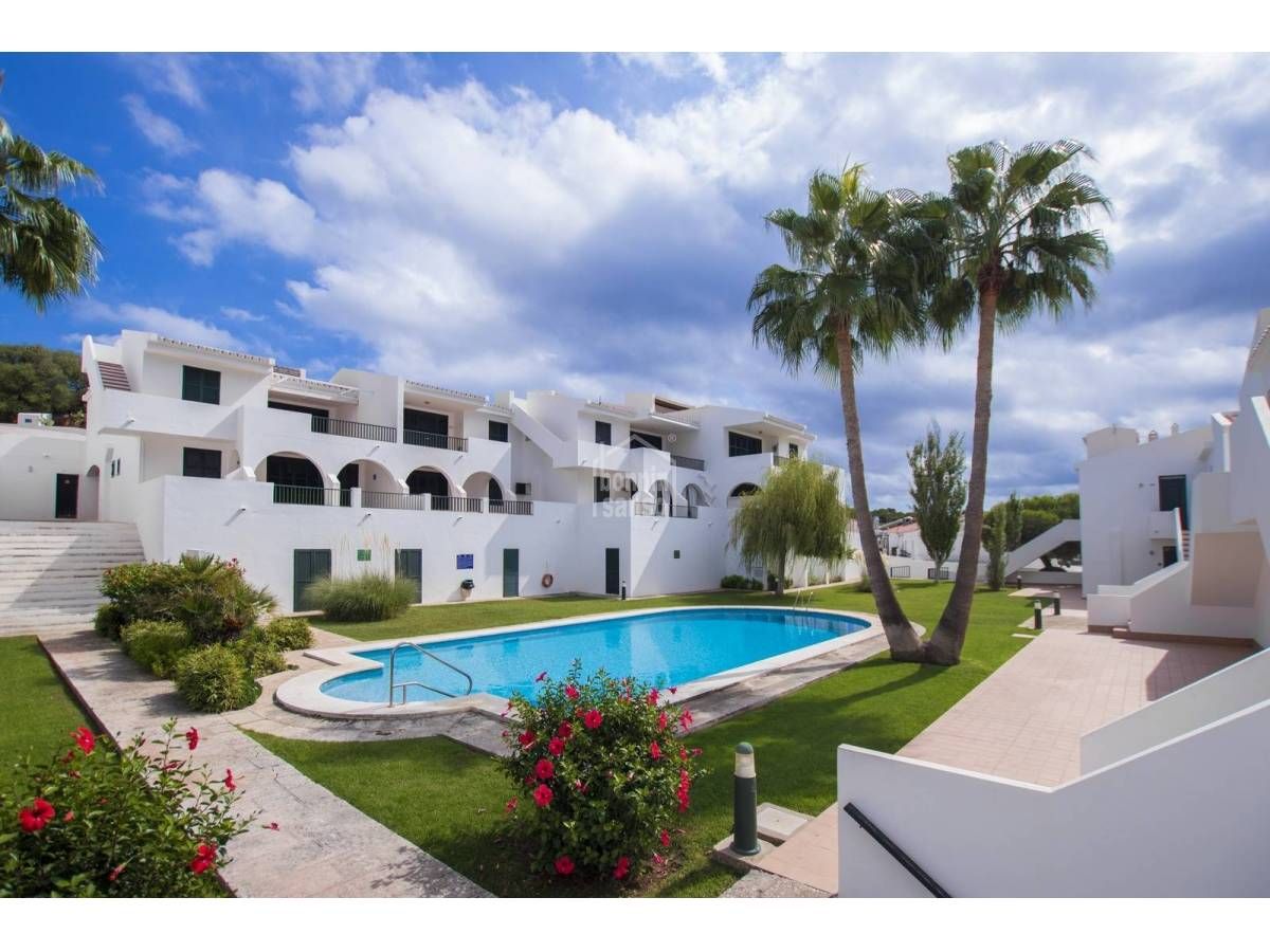 Vista exterior de Apartament en venda en Es Mercadal amb Jardí privat, Terrassa i Piscina