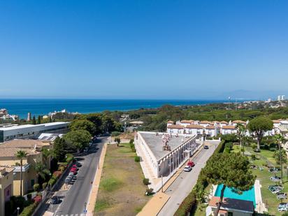 Vista exterior de Local en venda en Marbella amb Aire condicionat