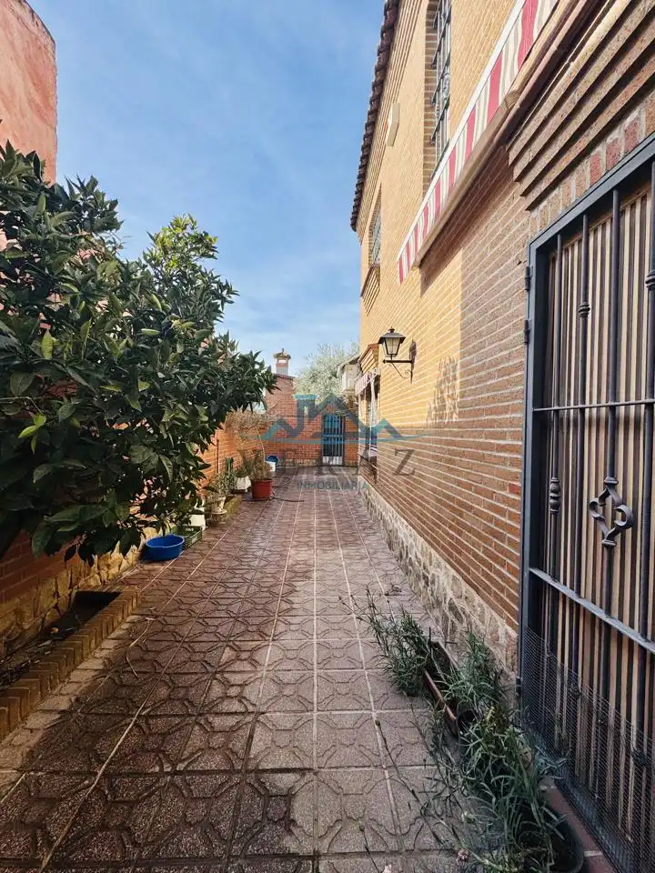 Vista exterior de Casa o xalet en venda en Talavera de la Reina amb Aire condicionat, Calefacció i Jardí privat